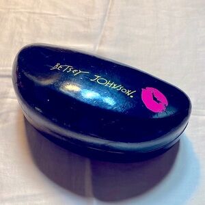 Betsey Johnson Black Clamshell Case with Pink Lip Accent